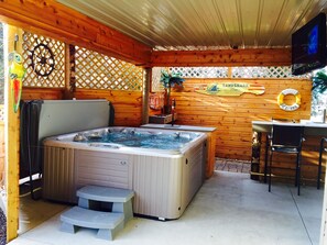 Outdoor spa tub