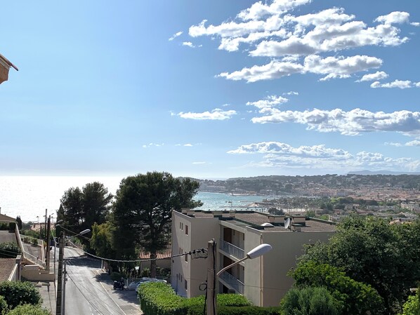 Vue mer de la terrasse
Vue sur la plage des lones et sur Sanary-sur-Mer 