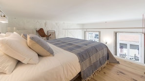 Comfortable double size bedroom on the top floor with cozy linen #comfortable #porto #airbnbporto #portugal