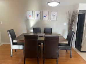 Seating for up to 6 at the dining table