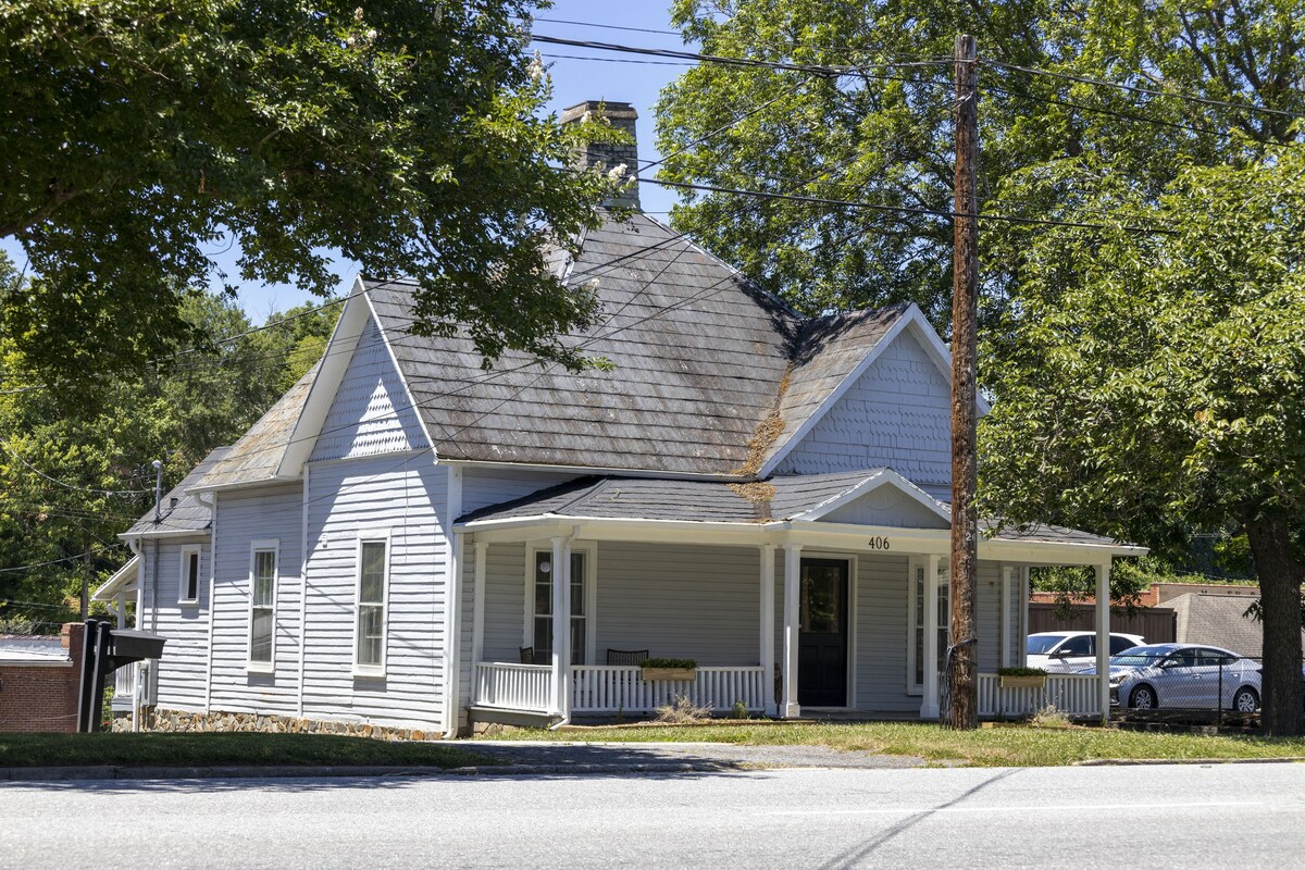 Cozy Victorian in the Center of downtown Morganton (Dog Friendly!)