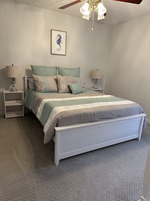 Master bedroom - 1 queen (new carpets)