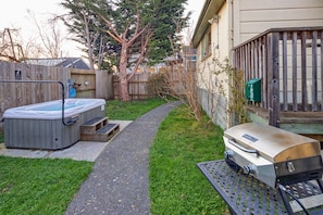 Relax after a day exploring the redwoods in the shared hot tub and propane grill.