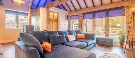 Homestead and Black Cat Barn, Southrepps: Luxurious corner sofa