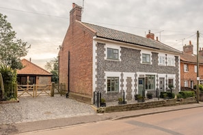 Homestead and Black Cat Barn, Southrepps: Beautiful character cottage