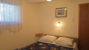 Schlafzimmer 1