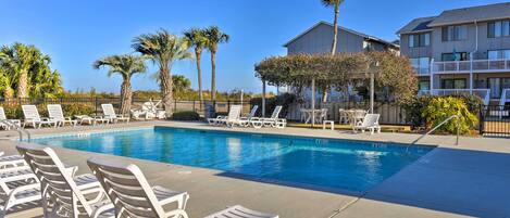 St Helena Island Vacation Rental | 1BR | 1.5BA | Steps to Enter | 794 Sq Ft