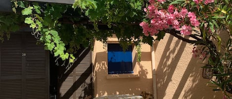 Terrasse devant la maison avec vue sur le lac 