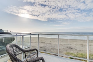 Oceanfront deck Beautiful unrestricted Beach view from the deck