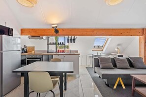 Fully-Equipped Kitchen – Enjoy a sleek, modern kitchen with a stove, oven, fridge, and all the essentials for home-cooked meals.