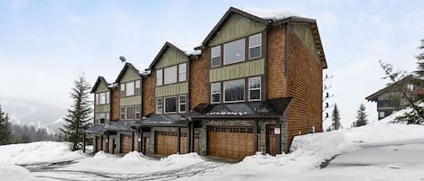 Beautiful end unit townhome close to Schweitzer Mountain Resort Village