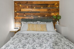 Queen size bed with fresh and comfy linens and pillows