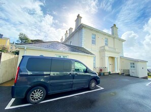 The Ellington Court Apartment - Parking Space