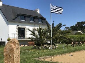 Jardin de Beg Ar Lann, le menhir et l'allée de boules