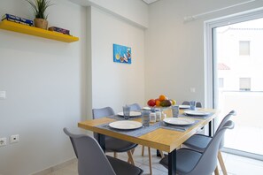 Dinning room w/balcony for spacious & relaxing dinner with friends and family. 