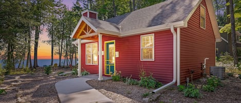 Welcome to our cottage on Lake Michigan!