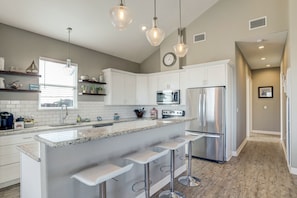 Full kitchen to prepare delish dishes for the family.