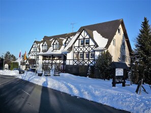 Landhaus Sauerlandblick, (Bestwig), LHS 10189-Aussenansicht im Winter