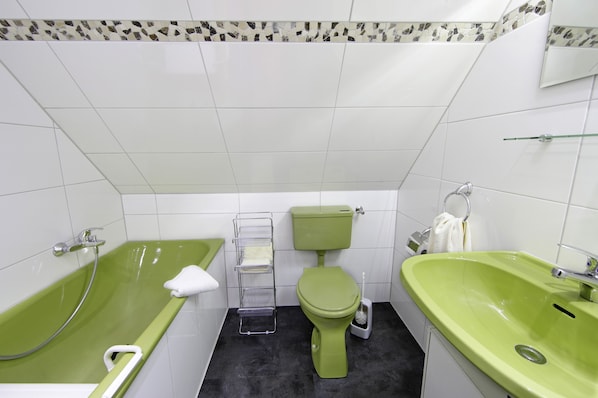 Apartment Bärenhöhle, 83 qm, 3 Schlafzimmer, Dusche und WC, max. 6 Personen-2 Badezimmer mit Wannenbad