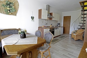 Apartment Bärenhöhle, 83 qm, 3 Schlafzimmer, Dusche und WC, max. 6 Personen-Küchenzeile mit Spülmaschine / Essecke