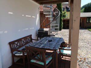 Eigentum, Pflanze, Tabelle, Gebäude, Holz, Haus, Interior Design, Gartenmöbel, Baum, Schatten