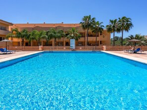 Water, Sky, Property, Plant, Building, Cloud, Swimming Pool, Tree, Residential Area, Grass