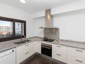 Countertop, Cabinetry, Eigentum, Spüle, Sinken, Gebäude, Zapfhahn, Küche, Fenster, Herd