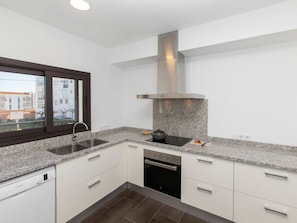 Countertop, Cabinetry, Eigentum, Spüle, Sinken, Gebäude, Zapfhahn, Küche, Fenster, Herd