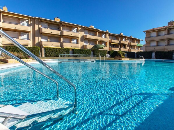 Water, Sky, Building, Daytime, Property, Blue, Swimming Pool, Azure, Leisure, Window