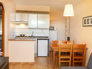 Cabinetry, Eigentum, Countertop, Möbel, Holz, Herd, Küche, Küchengerät, Interior Design, Haushaltsgerät