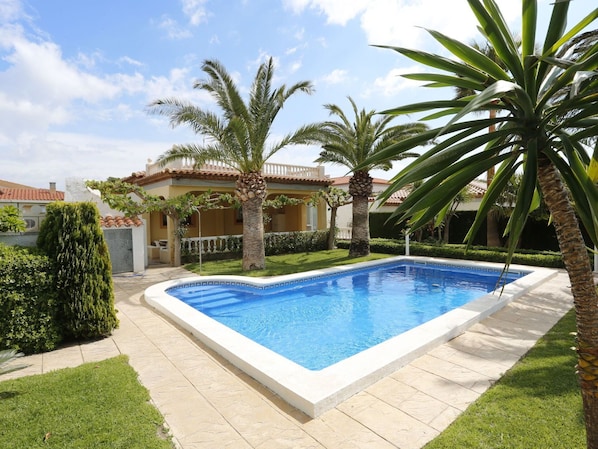 L'Eau, Nuage, Plante, Propriété, Ciel, Piscine, Vert, Bleu Azur, Bâtiment, Arbre