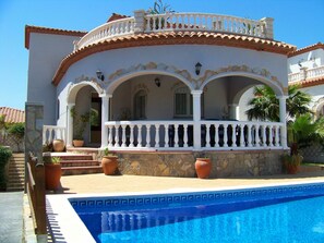 L'Eau, Plante, Ciel, Propriété, Meubles, Piscine, Bleu Azur, Mobilier De Jardin, Ombre, Bâtiment