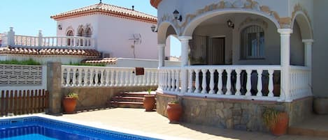 L'Eau, Propriété, Bleu, Piscine, Plante, Bleu Azur, Bâtiment, Architecture, Maison, Ciel