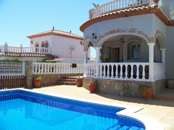 L'Eau, Propriété, Bleu, Piscine, Plante, Bleu Azur, Bâtiment, Architecture, Maison, Ciel