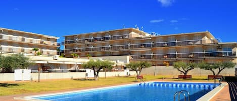 Cielo, Agua, Planta, Edificio, Propiedad, Ventana, Piscina, Azur, Arquitectura, Nube