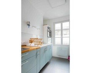 Cabinetry, Venster, Countertop, Kraan, Gebouw, Lade, Verlichting, Hout, Keuken