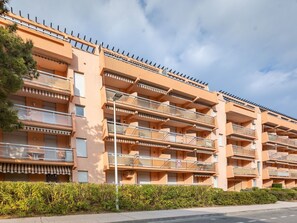 Costruzione, Cielo, Nube, Pianta, Urban Design, Condominio, Albero, Finestra, Quartiere, Spazio Pubblico