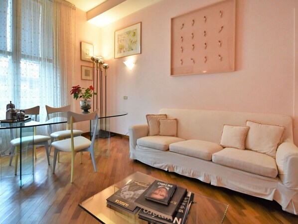 Picture Frame, Couch, Table, Furniture, Property, Comfort, Window, Wood, Interior Design, Lamp
