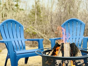 Grass Backyard w/ Firepit & Complimentary Firewood