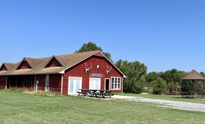 Windsong Adventures Lodge, pond,/dock and Aviary