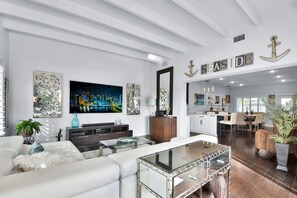 This modern family home is open plan, airy, light and designed with your vacation in mind.