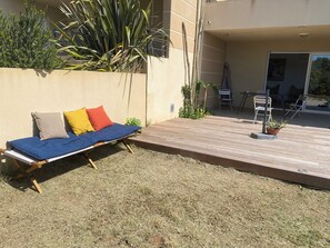 terrasse couverte et terrasse en bois donnant sur le jardin