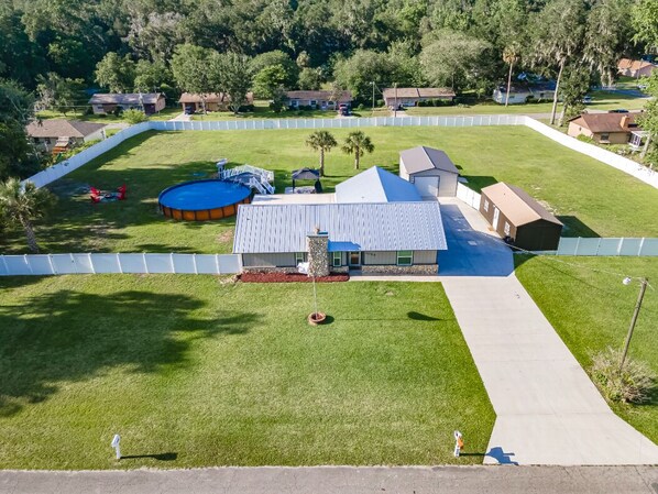 Discover Serenity: Private 1+ acre fenced yard w/pool, firepit, screened lanai.