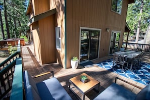 Cozy Deck With Hot Tub and Plenty of Seating