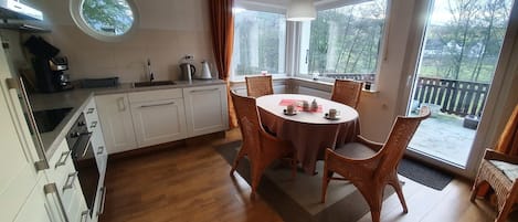 Ferienhaus 130 qm, 8 Personen-EG: Küche mit schönem Ausblick und Zugang zur großen sonnigen Küchenterrasse