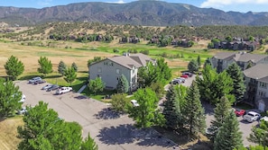 Golf course views • Walkable • Surrounded by mountain beauty. Reserved parking 