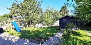 Jardin avec jeux, mobilier de jardin, barbecue...