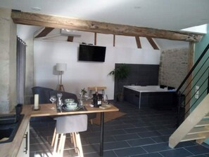 vue de l'entrée , côté cuisine
