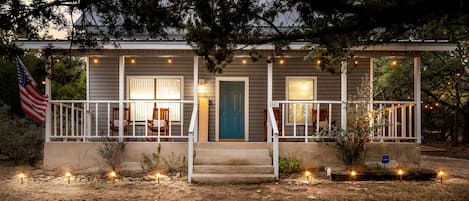 Welcome to the Cozy Blue Door Cottage!