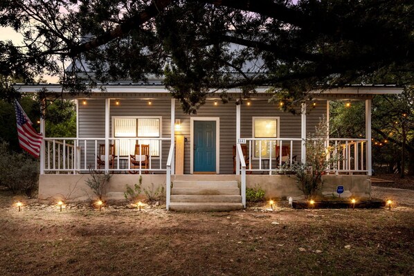 Welcome to the Cozy Blue Door Cottage!